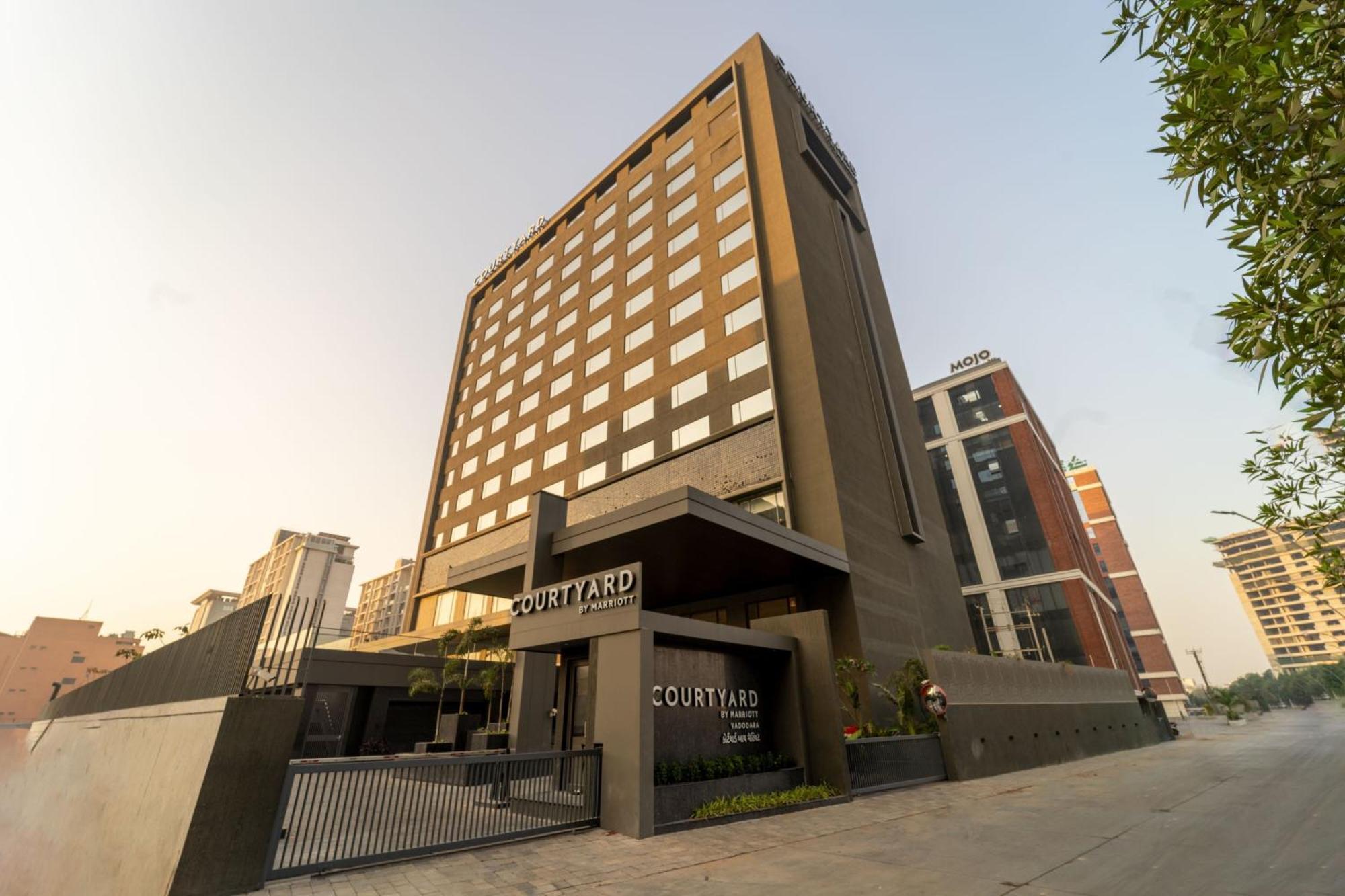 Courtyard By Marriott Vadodara Exterior photo